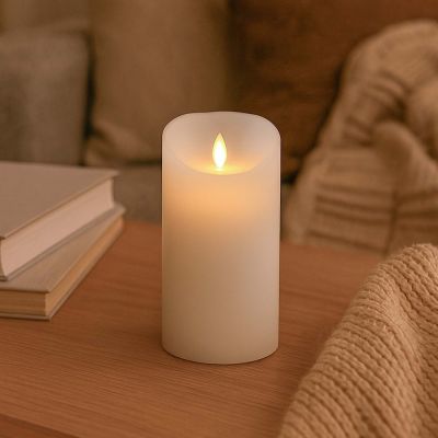 LED XL-blockljus 17,5 cm hög med flammeffekt och fjärrkontroll i vitt, Ø10 cm, fungerar med äkta stearin