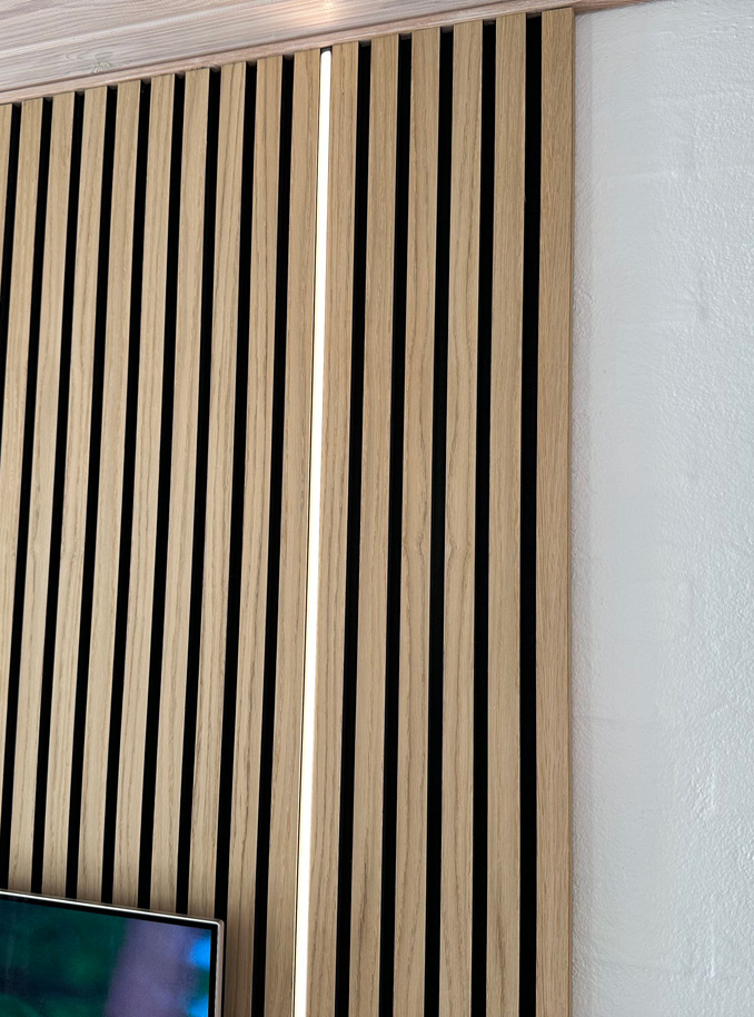 Panelvägg med tre lysande rader