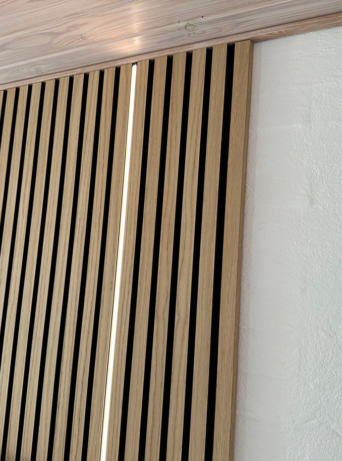 Akustikpanel med LED-ljus bakom soffa