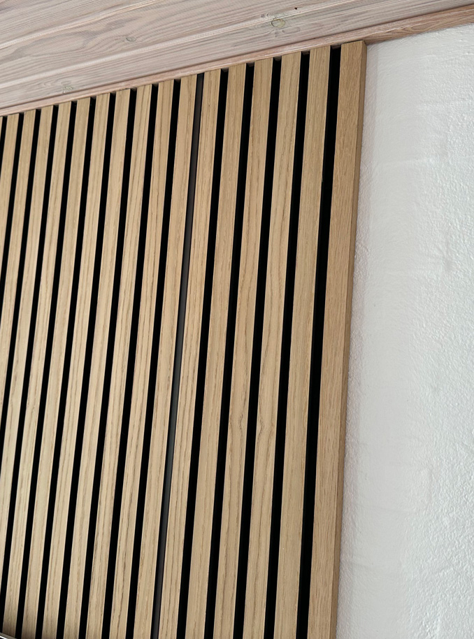 Belyst panelvägg i dagsljus