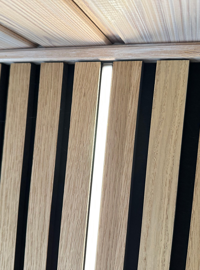 Akustikpanel med LED-ljus och möbler framför