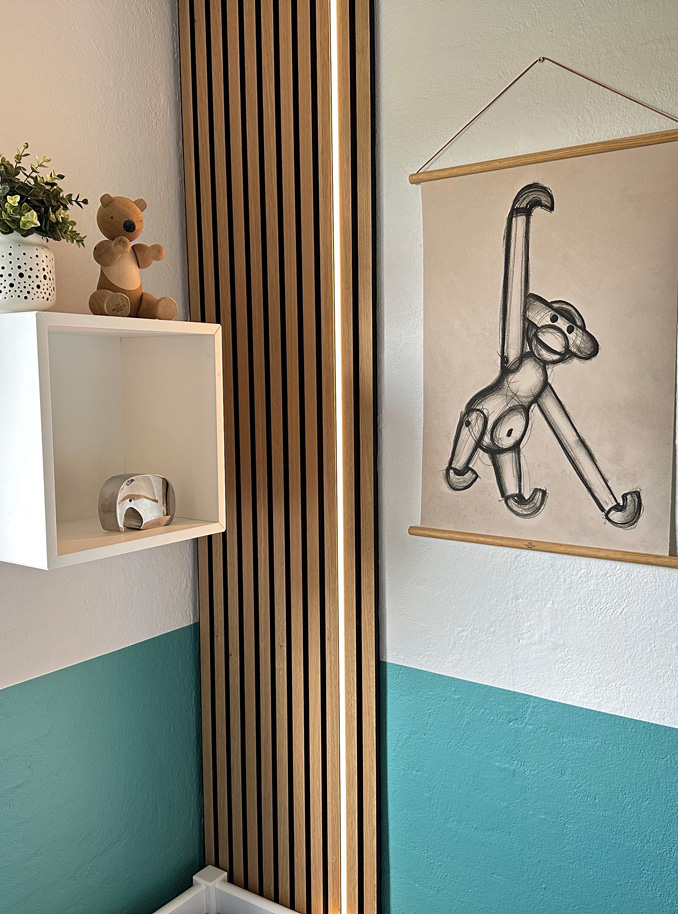Panelvägg med ljusstreck i hall