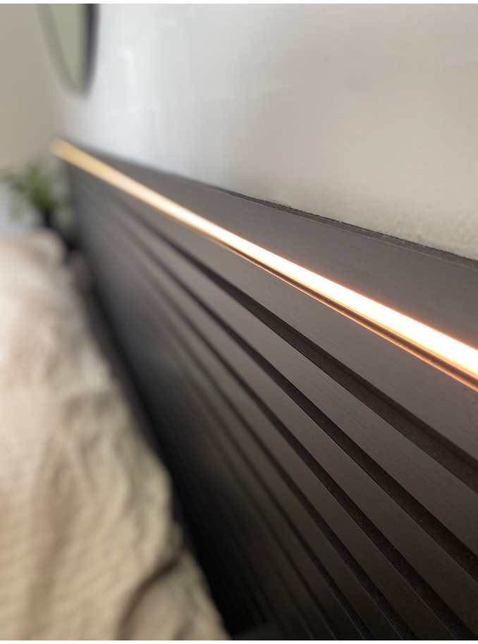 Närbild av kåpa och ljusband i akustikpanel
