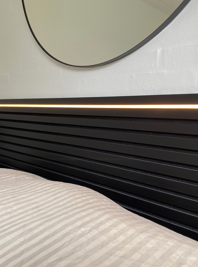 Akustikpanel med svart LED-skena