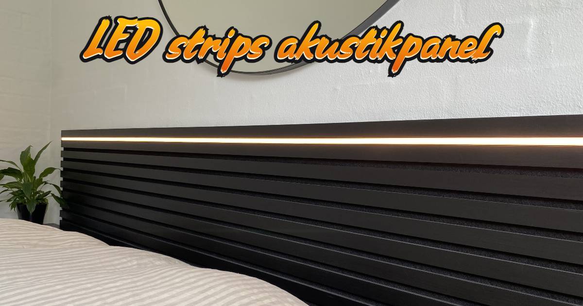 Akustikpanel med LED-list i svart aluminiumprofil mellan ribborna